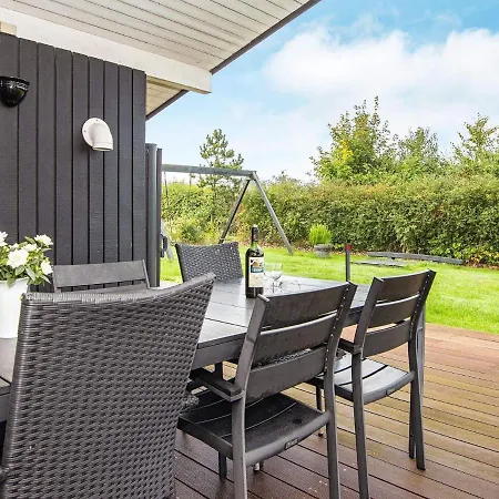 8 Person Holiday In Glesborg *